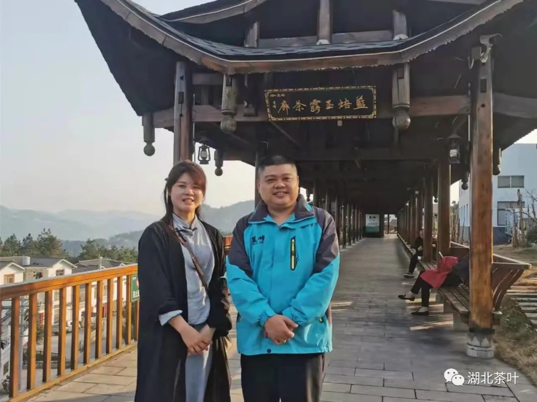 湖北茶叶网编辑刘春燕与蓝焙恩施玉露董事长蒋子祥先生合影