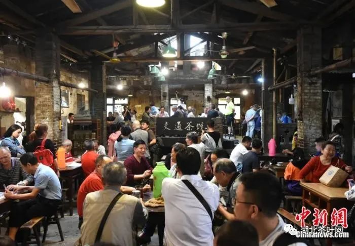 市民和游客在重庆市一家有近40年历史的“交通茶馆”里喝茶。中新社记者 周毅 摄