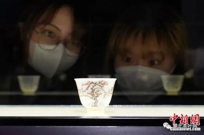 观众被清康熙御制“十二花神杯”的三月桃花杯吸引。中新社记者 张炜 摄