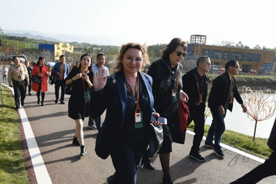 　　▲中外嘉宾齐聚赤壁 感受茶道源头魅力