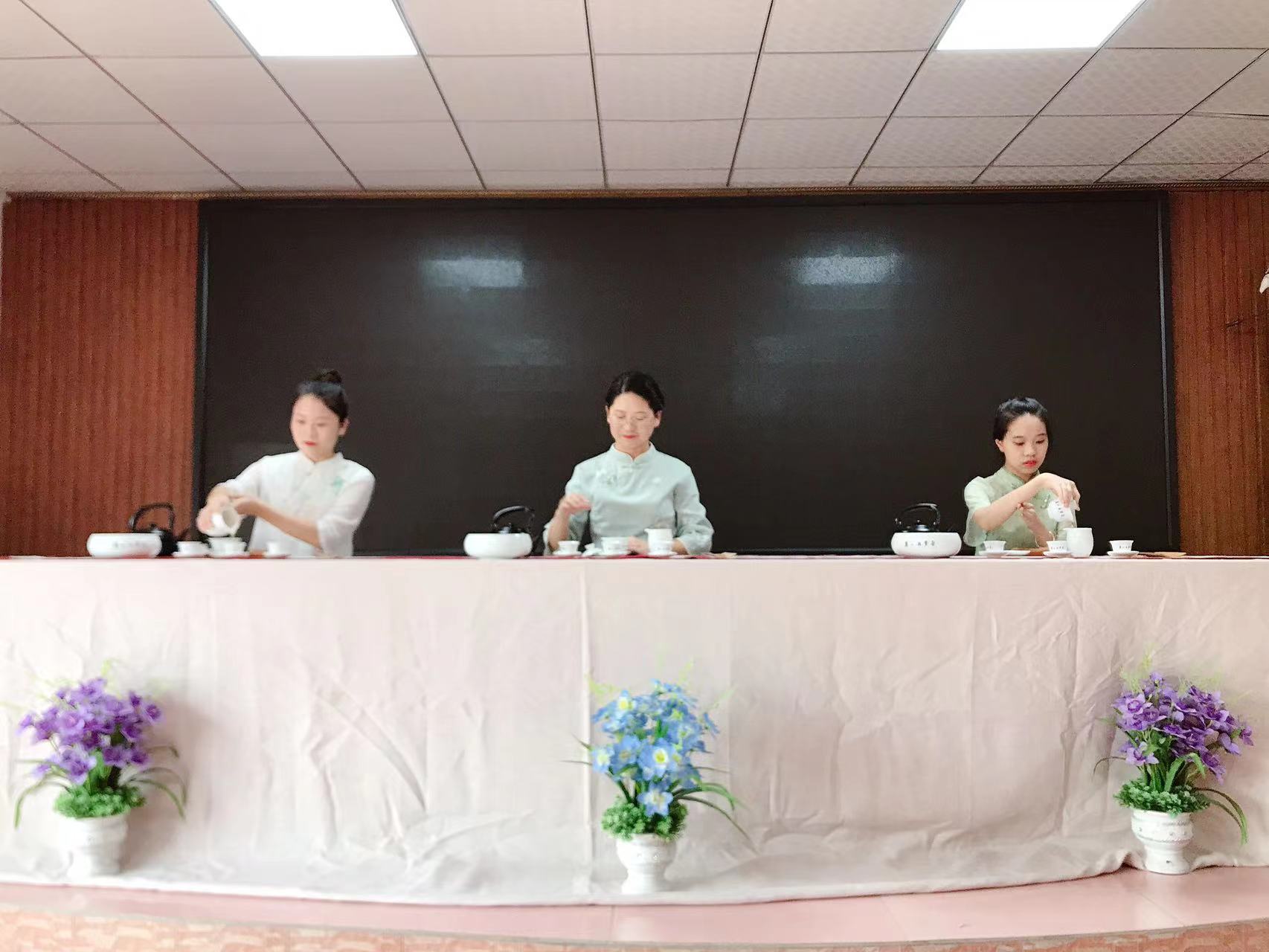 湖北茶叶出口俄罗斯专列昨日首发