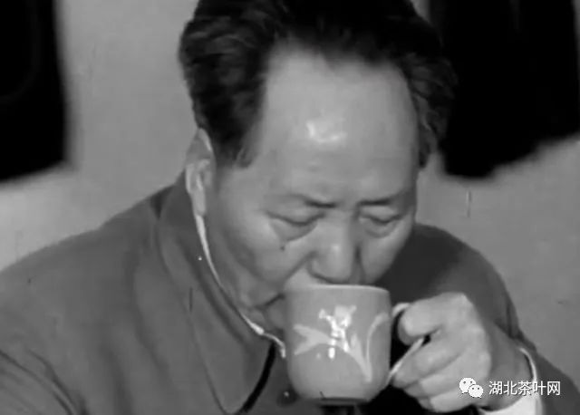 毛主席嗜茶，尤其爱喝隔夜的浓茶，自用杯和客人用杯只有一处区别